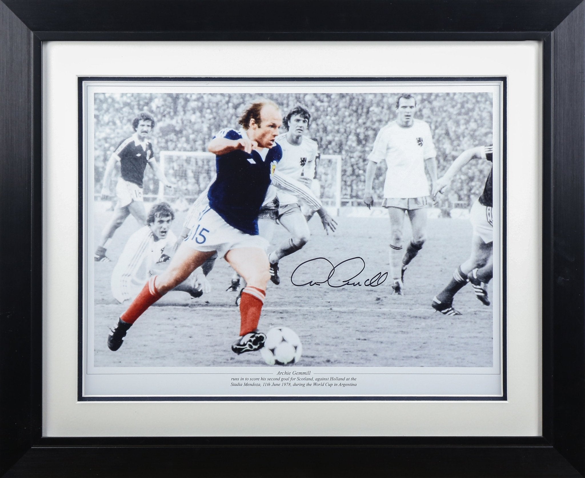 Archie Gemmill Signed 12x16 Photograph Framed Display - Memorabilia Framers Shop